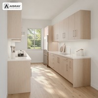 Ensemble de meubles de cuisine sur mesure, portes contemporaines en PVC thermoformé, aménagement en U et rangement coulissant, structure en MDF