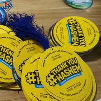 Label Hangtag Plastik PVC Desain Logo Warna-warni Kustom Daur Ulang untuk Pakaian