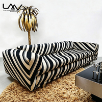 Canapé 3 places de luxe de style moderne pour hall d'hôtel, salon de villa, avec structure en bois et revêtement en tissu rayé