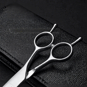 Tijeras de Acero Inoxidable <span class=keywords><strong>para</strong></span> Peluquería Canina, Set de Tijeras <span class=keywords><strong>para</strong></span> Estilizar Mascotas, Cuchillas Curvas Dentadas, Herramienta Imprescindible <span class=keywords><strong>para</strong></span> Cortar el Pelo de <span class=keywords><strong>Perros</strong></span> - Product Image 5