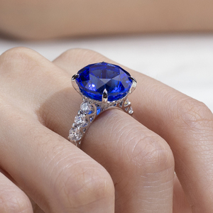 Anillo de Compromiso de Lujo con Zafiro Azul Real Cultivado en Laboratorio, Ovalado, de 18K, con Halo de 4 Puntas y Piedras Laterales, Modelo MSR-2046 Messi Jewelry - Product Image 3