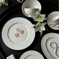 Services de table en céramique de luxe blancs à bordure perlée en relief, assiettes à dessert et à salade rétro françaises pour le thé de l'après-midi et la décoration intérieure