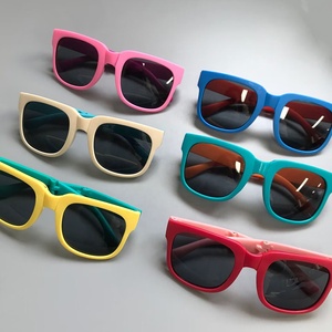 <span class=keywords><strong>Occhiali</strong></span> <span class=keywords><strong>da</strong></span> <span class=keywords><strong>sole</strong></span> per bambini di nuova moda all'ingrosso <span class=keywords><strong>occhiali</strong></span> <span class=keywords><strong>da</strong></span> <span class=keywords><strong>sole</strong></span> per bambini <span class=keywords><strong>occhiali</strong></span> <span class=keywords><strong>da</strong></span> <span class=keywords><strong>sole</strong></span> per ragazzi <span class=keywords><strong>occhiali</strong></span> <span class=keywords><strong>da</strong></span> <span class=keywords><strong>sole</strong></span> resistenti UV per ragazze con Logo personalizzato - Product Image 1