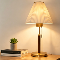 Lampe de table vintage en laiton massif avec poteau en bois de noyer, abat-jour en tissu plissé doux, cordon de tirage, lampe de chevet décorative pour la maison et l'hôtel