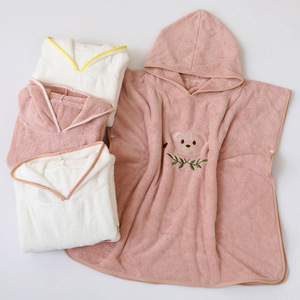 Peignoir de bain en <span class=keywords><strong>polaire</strong></span> corail pour enfants avec capuche, broderie de logo de dessin animé, idéal pour la plage et comme <span class=keywords><strong>poncho</strong></span> - Product Image 2