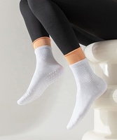 Vente en gros Chaussettes de yoga pilates en coton antidérapantes personnalisées Offre Spéciale Chaussettes antidérapantes pour femmes avec logo du corps à motif de lettres