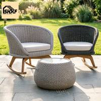 Ensemble de chaise à bascule en rotin moderne et table basse, dossier rond tressé, pieds en teck, coussin amovible, mobilier de jardin et de balcon pour l'extérieur