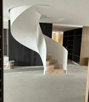 VIKO Intérieur de haute qualité Vente à chaud Utilisation en intérieur Style blanc pur Bande de roulement en bois Escaliers incurvés Escalier en colimaçon