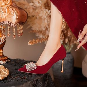 8777H-059 Zapatos de Tacón de Aguja con Punta Puntiaguda en Terciopelo Rojo con Decoración de Lazo, Elegantes Zapatos de Tacón Alto para Novia y Damas de Honor - Product Image 1