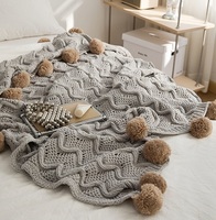 Couverture en chenille épaisse et douce en tricot épais avec pompons, motif solide, style moderne pour canapé-lit, canapé ou chaise