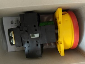 Interruptor Desconectador Rotatorio Mt- P1-32/EA/SVB/N/HI11, 32A 690V 3 Polos + N, 1NO+1NC, Manija Roja/Aro Amarillo, IP65, Montaje Empotrado - Product Image 2