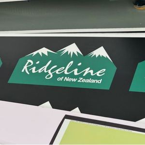 Pancarta de Espuma con Impresión UV Personalizada, Logotipo en Colores Brillantes, Letrero Publicitario de PVC - Product Image 2