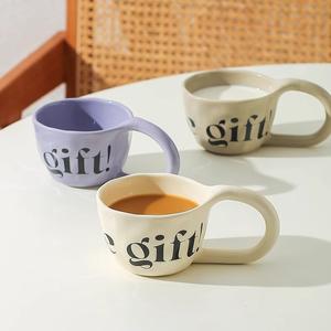 Nouveauté : Tasses en céramique créatives avec lettres anglaises, faites à la main, avec une grande poignée, personnalisées pour le café, le lait ou le thé, idéales pour un cadeau - Product Image 1