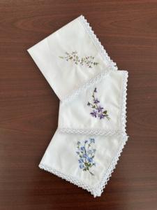 ผ้าเช็ดหน้าปักลายดอกไม้พร้อมขอบลูกไม้ - Product Image 4