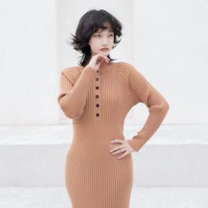 定制修身冬季紧身针织连衣裙制造商女式罗纹针织中长连衣裙高领纽扣毛衣连衣裙 - Product Image 5
