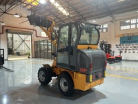 Caricatore Elettrico su Ruote da 1T: Benna da 0,4m³, Batteria 72V/200Ah, Connettore Rapido Idraulico, Cabina Chiusa.
