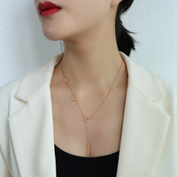 Collier tendance en acier inoxydable plaqué or 18 carats avec pendentif en forme de lune et perles imitation perle, avec chaîne à maillons pour femmes