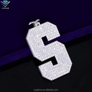 Colgante de Moissanita Personalizado de Lujo, Plata S925 con Colgante de Letra de Moissanita VVS, Colgante de Moissanita Baguette - Product Image 4