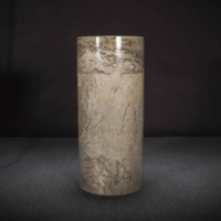 Meuble-lavabo moderne en travertin beige naturel avec lavabo et vasque sur piédestal pour salle à manger et usage domestique
