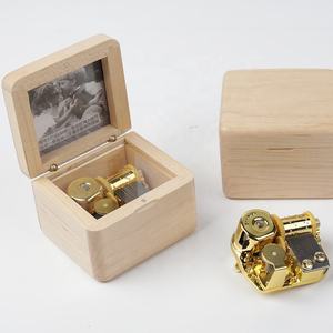 Boîte à musique carrée en bois moderne, souvenir spécial, avec design encadré personnalisé, durée du son de 30 secondes, <span class=keywords><strong>chanson</strong></span> Joyeux <span class=keywords><strong>Anniversaire</strong></span> - Product Image 4