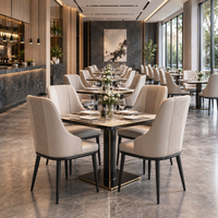 Ensembles de chaises de salle à manger matelassées crème avec table carrée en marbre et piétement doré, mobilier commercial pour restaurant, personnalisable OEM