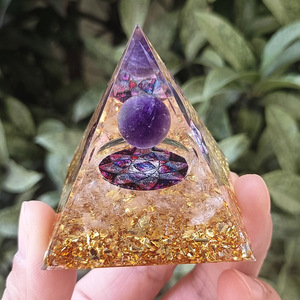 Pyramide de galets de cristal en résine époxy, ornement de bureau artisanal, décoration d'aquarium, sphère d'améthyste, lotus en cristal blanc, cadeau - Product Image 1