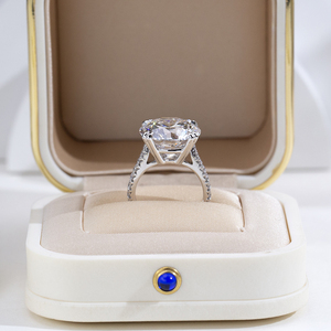 Anillo de compromiso Messi Jewelry MSR-2173 de oro de 18 quilates con tres diamantes de corte redondo, diamantes cultivados en laboratorio, para mujer. - Product Image 6