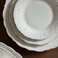 Ensemble de tasses et d'assiettes en céramique à imprimé floral rose baroque européen avec un design en dentelle en relief, ensemble d'assiettes à dîner vintage pour mariage