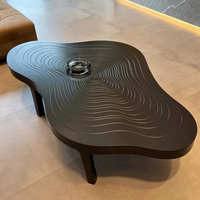 Table basse en bois massif irrégulière de designer OEM, ligne de contour sculptée, couleur personnalisée pour salon