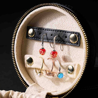 Boîte à bijoux ronde en PU personnalisée de petite taille avec pochette amovible à fermeture éclair, étui de voyage pour bijoux, organiseur de rangement