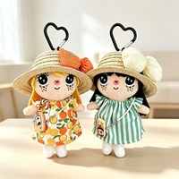 Nouveau chapeau de paille Yuy, ensemble robe fleurie, poupée en coton de dessin animé, sac en peluche et petit pendentif sont en stock