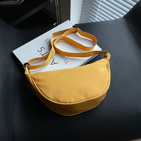Sac à bandoulière décontracté en nylon souple personnalisé pour croissant de lune sacs à bandoulière pour femmes sac à bandoulière croisé en croissant à la mode pour femmes