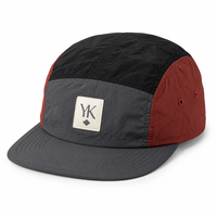 Casquette de camping et de fête à trois tons, en nylon imperméable, avec patch lettre tissé et logo personnalisé, coloris anthracite, rouge et noir, coutures surpiquées, pliable