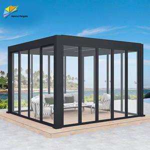 Pergola bioclimatique motorisée au design moderne, système à lames orientables en aluminium, pergola en métal sur mesure avec porte en verre - Product Image 1