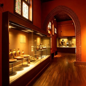 Custom Museum display cabinet Lockable jewelry display showcase Antique Glass Display Cabinet Shop interior design decoration - Product Image 4