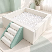 Premium Weiß-Pastellgrünes Softplay-Bällebad mit Rollstufen, Maßgefertigter Kinder-Ozeanballpool für Innen- und Außenbereich, Spielplatzausrüstung
