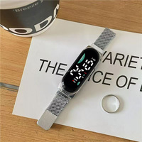 Jam Tangan Elektronik Sport OEM Laris Manis Unisex, Tali Logam Magnetik Milan Alloy 0.96" Desain Menarik Pria M9 8076 LED Digital