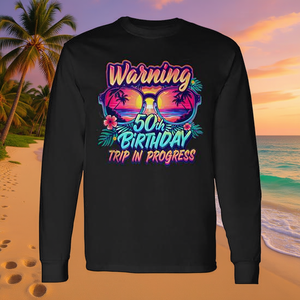 Camiseta de manga larga con estampado de advertencia: Viaje de cumpleaños número 50 en curso - Product Image 3
