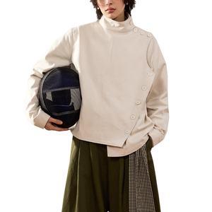 เสื้อแจ็คเก็ตฟันดาบผู้ชายผ้าทวิลคอตตอน 100% สำหรับฤดูใบไม้ผลิ ดีไซน์กระดุมแบบไม่สมมาตร เสื้อโค้ทสั้นสำหรับฟันดาบผู้ชาย ขายส่ง - Product Image 1