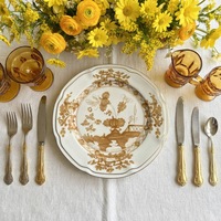Assiettes de présentation vintage en porcelaine, base blanche avec décor floral doré, vaisselle décorative en céramique pour la mise en table de banquets de mariage