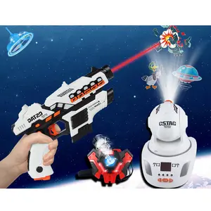 Zwei Laser Tag Gun und ein Imaging Game Projektor 2 in 1 pro x Spiel