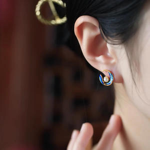 Pendientes de botón chapados en oro E4831 con perla cultivada blanca en engaste de bisel, diseño geométrico minimalista para uso diario de mujer. - Product Image 5