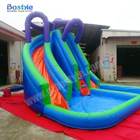 Toboggan aquatique gonflable pour jardin avec piscine à jets d'eau et échelle d'escalade pour événements estivaux pour enfants