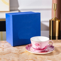 Vaisselle de luxe en porcelaine fine rose à bords dorés, motif végétal décoratif, forme irrégulière, durable, écologique, personnalisable, finition brillante, pour mariage