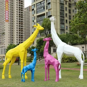 Sculpture géante décorative de girafe géométrique abstraite en fibre de verre pour jardin et extérieur - Product Image 6