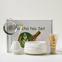 Ensemble parfait pour le thé matcha, comprenant un fouet en céramique, un bol, un tamis, un support et un kit de filtration pour la préparation du thé.