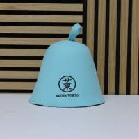 Un chapeau de sauna en laine mérinos bleu sarcelle, au design élégant, qui porte l'esprit de Tokyo, tout en laissant la vapeur s'abattre sur vous.