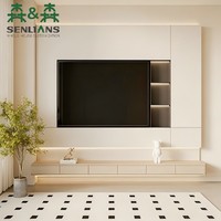 Japandi zwevende crèmekleurige tv-console met gebogen verlicht paneel, verticale lamellen, handgreeploze opbergruimte en wandlamp