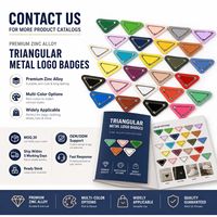 Patch logo métallique triangulaire personnalisé en cuir avec incrustation émaillée et triple rivet pour sacs et chaussures de créateur