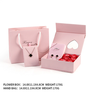 Joyero de terciopelo azul con logotipo personalizado para regalo de boda de compromiso - Product Image 5